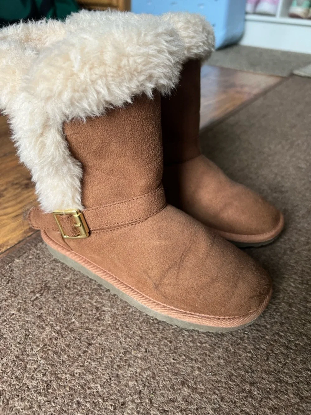 Childrens place boots size 2, great condition!
